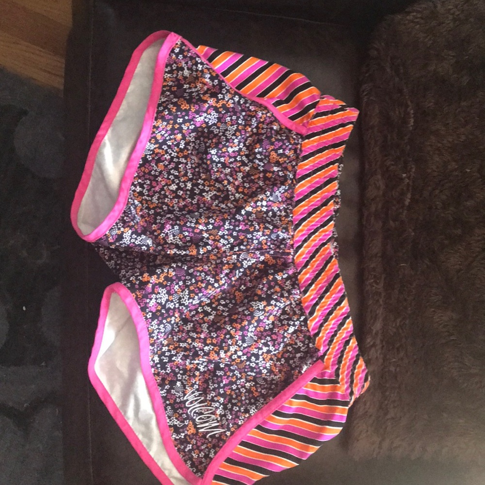 Volcom Board Shorts - Picture 2 of 4